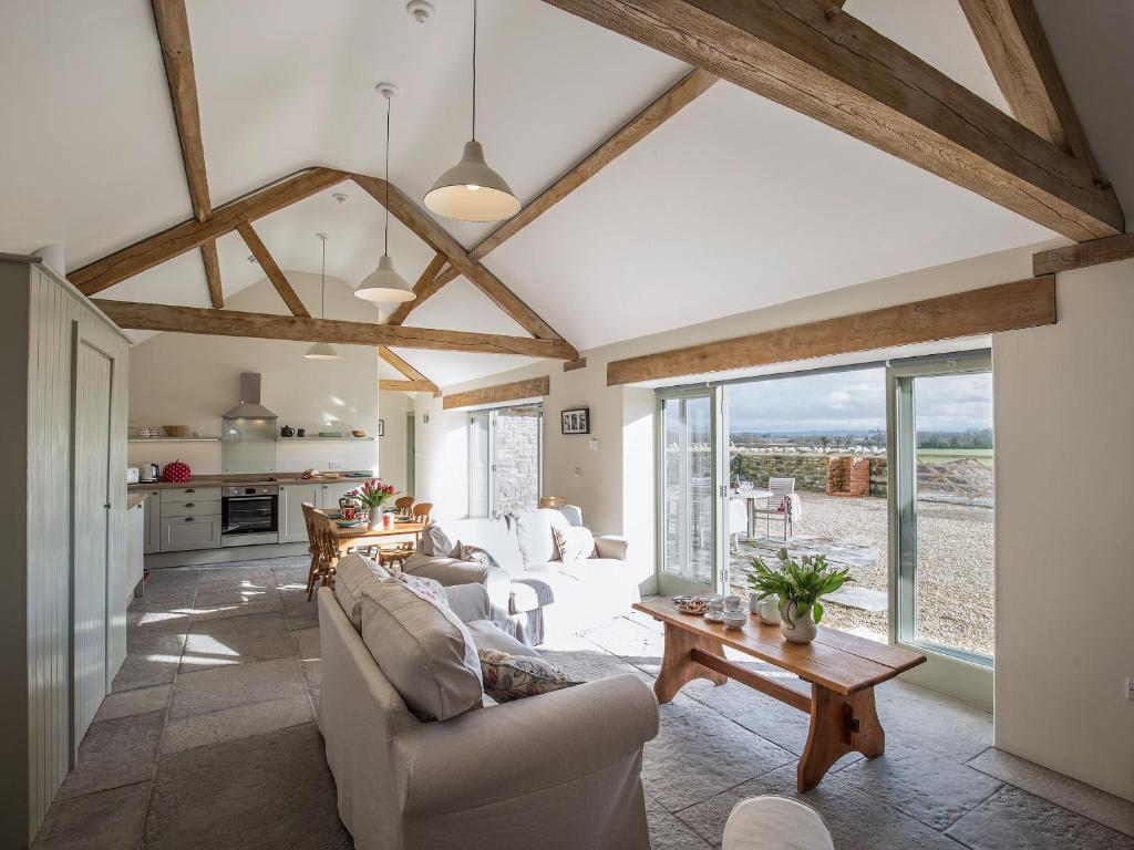 a living room with a couch and a table at Long Barn - Ukc2870 in Baltonsborough