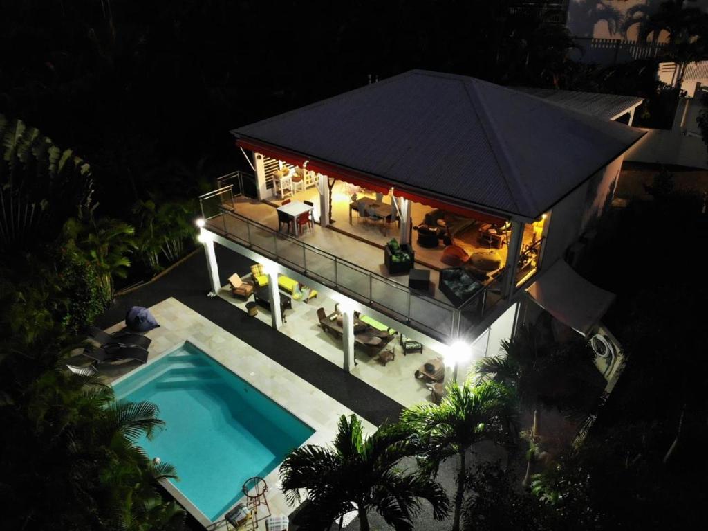 an overhead view of a house with a swimming pool at Villa Écrin de Nature in Sainte-Rose