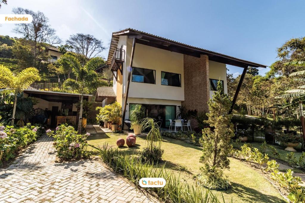 ein Haus mit Garten davor in der Unterkunft Triplex de luxo na Serra de Guaramiranga por Tactu in Guaramiranga