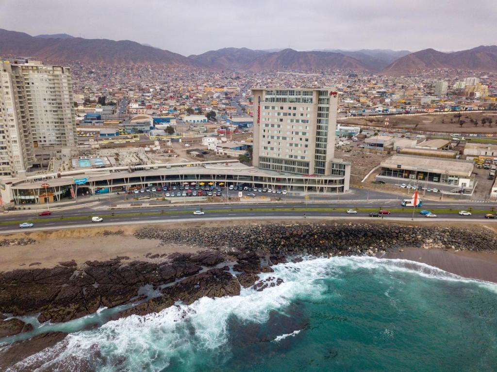uma vista aérea de uma cidade e da praia em Hampton By Hilton Antofagasta em Antofagasta