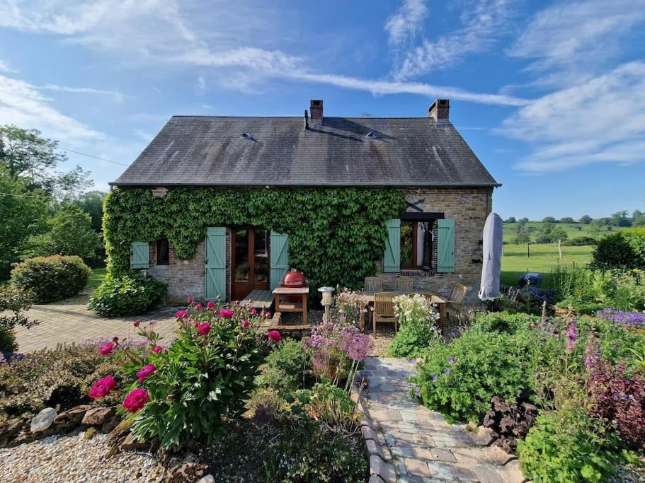 un cottage in pietra con giardino fiorito di Maison de charme pour 4 personnes, calme a Fay
