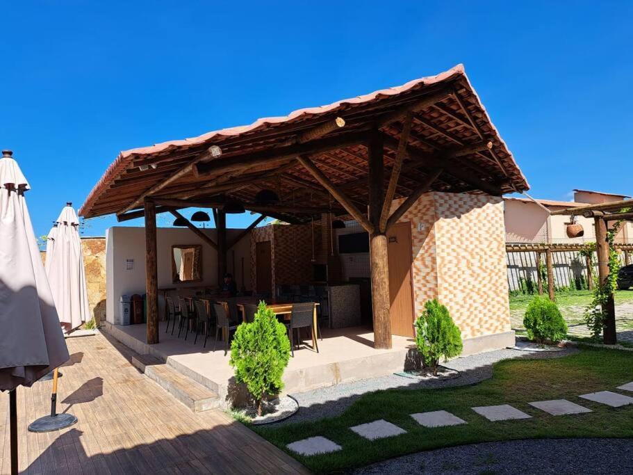 - un pavillon en bois avec une table et des chaises dans la cour dans l'établissement Charmoso apto villamares, à Luis Correia