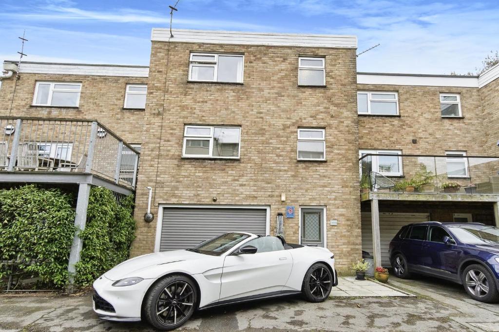 een witte sportwagen geparkeerd voor een huis bij 3 Harbour Strand in Bembridge