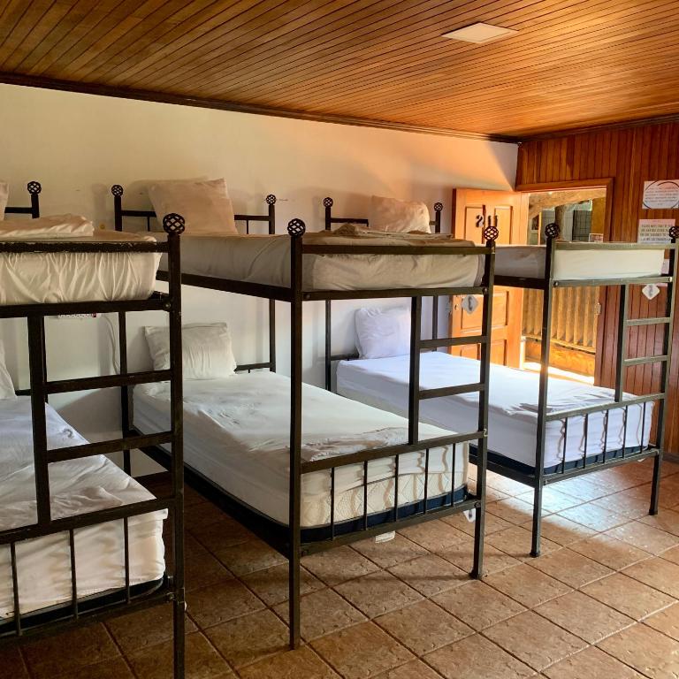 Postel nebo postele na pokoji v ubytování Poshtel Arenal