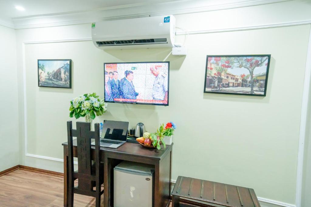 TV a/nebo společenská místnost v ubytování Ha Noi Lake View Hotel & Travel