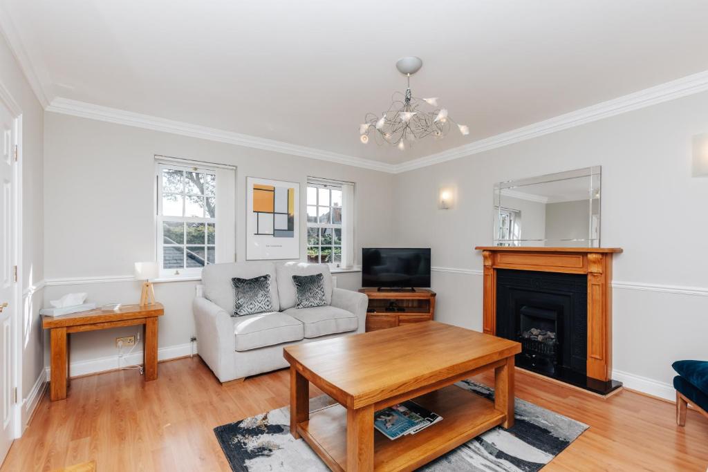 uma sala de estar com um sofá e uma lareira em Olive Tale em Henley on Thames