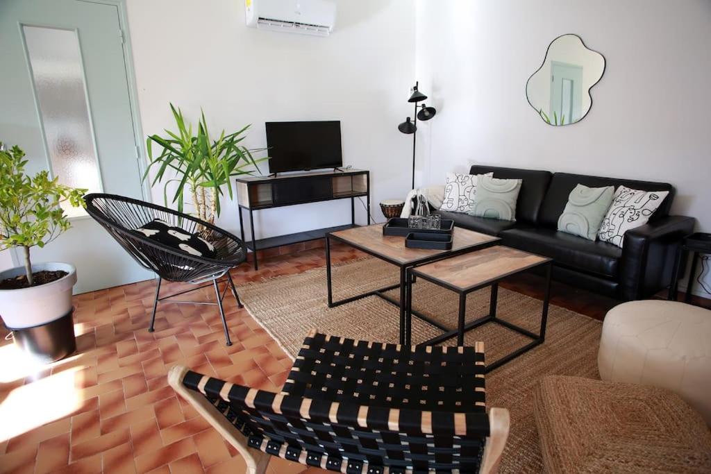 un salon avec un canapé et une table dans l'établissement La maison verd'O Sisteron, à Sisteron