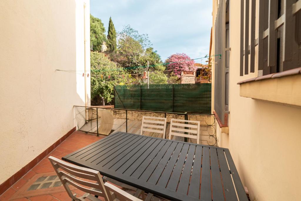 a black table and chairs on a balcony at Michelet in Collioure