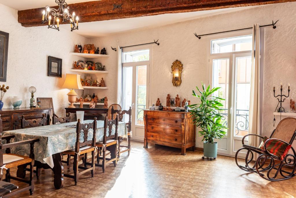 a dining room with a table and chairs at Michelet in Collioure