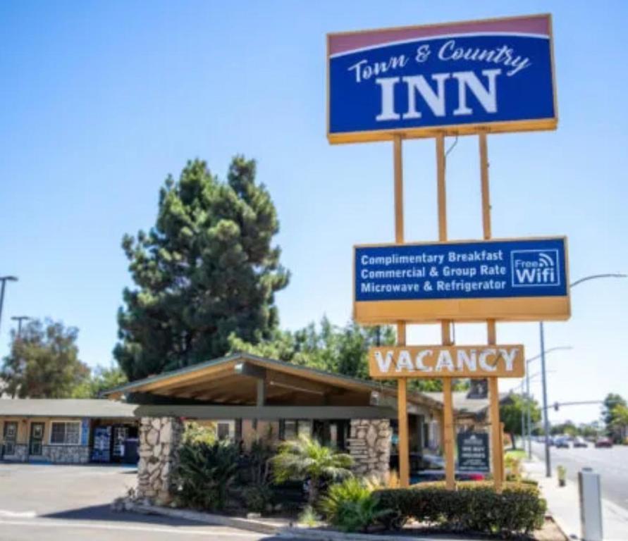 a sign for a inn in front of a building at Town and Country Inn in Santa Maria