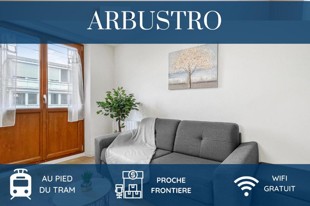 una sala de estar con sofá y una foto de un árbol en HOMEY ARBUSTRO - Petit Studio - Proche frontière et Tram - Wifi en Gaillard