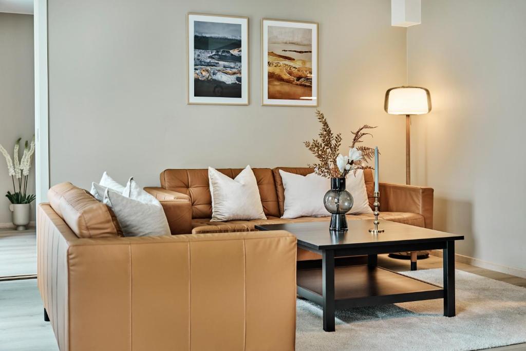 uma sala de estar com um sofá e uma mesa em Hatty's Habitat By Staysville em Stavanger