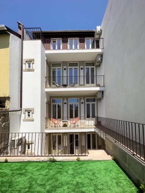 Vibrant Host -Bonfim