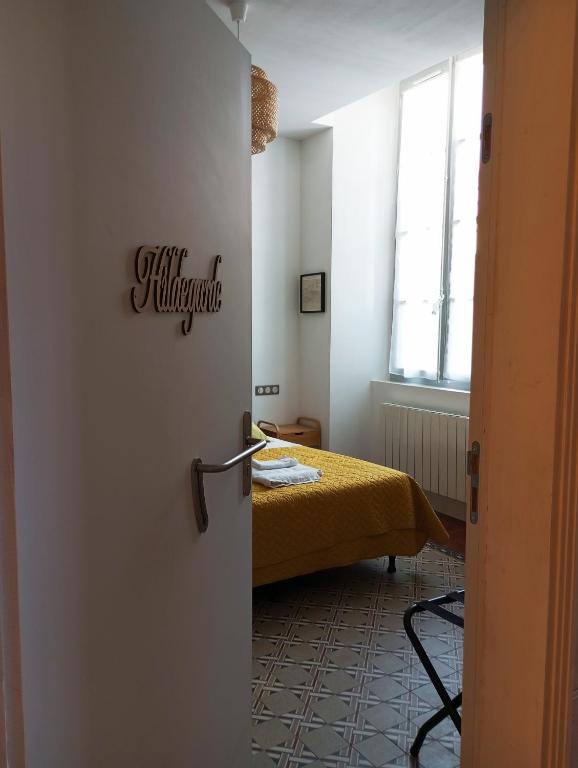 Rúm í herbergi á Chambre d'hôtes PMR Hildegarde