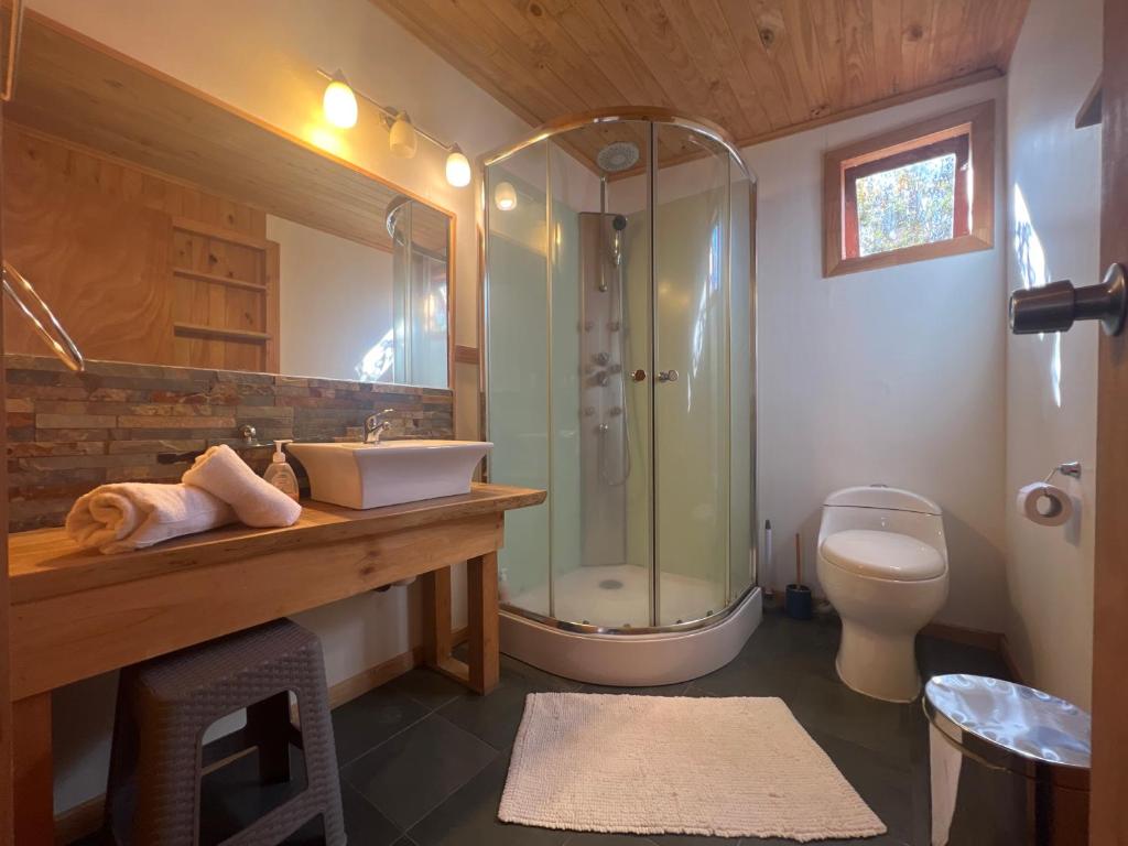 um banheiro com chuveiro, pia e vaso sanitário em Hamilton's Place Bed and Breakfast em La Ensenada
