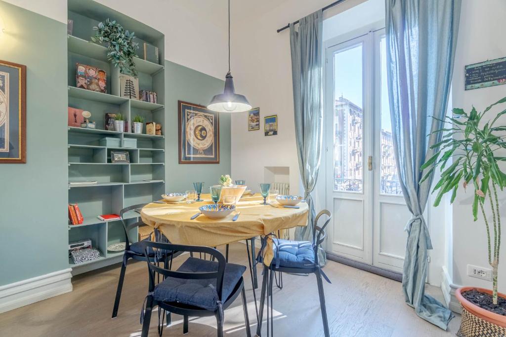 jadalnia ze stołem i krzesłami oraz oknem w obiekcie Il Nido sulla Dora Sweet Flat w Turynie