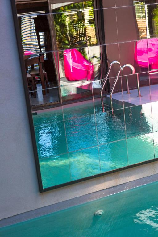 a reflection of a swimming pool in a mirror at Be Loft B&B Pool & Spa in Avignon