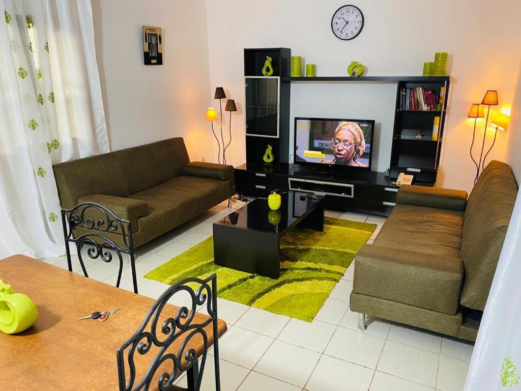 雅溫德的住宿－CASA BLANCA APPART，带沙发和电视的客厅
