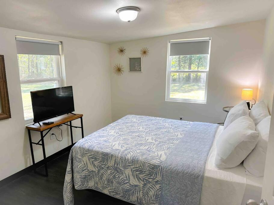- une chambre avec un lit et une télévision à écran plat dans l'établissement The Good Neighbors Home, à Conway