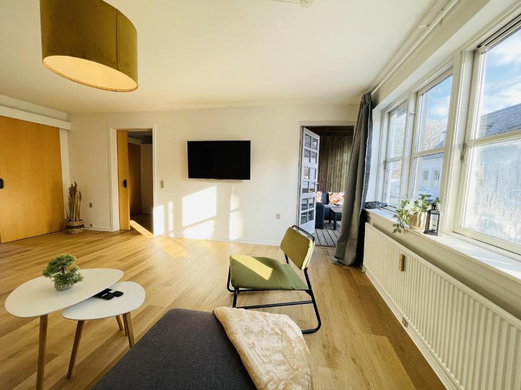 TV a/nebo společenská místnost v ubytování aday - Central Terrace Apartment in Hjorring