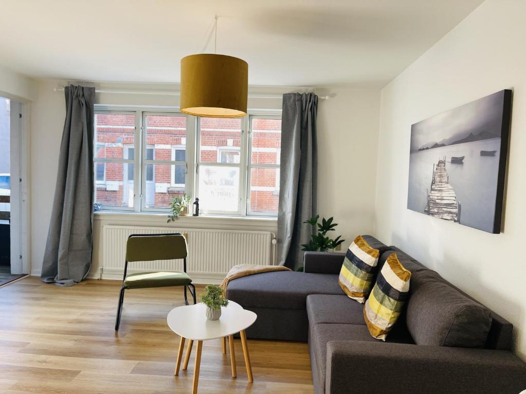 Posezení v ubytování aday - Central Terrace Apartment in Hjorring