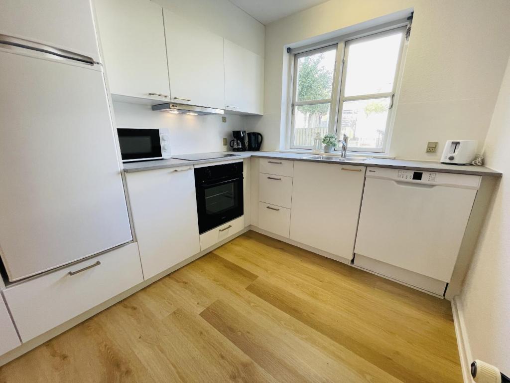Kuchyň nebo kuchyňský kout v ubytování aday - Central Terrace Apartment in Hjorring