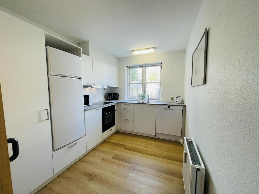 Kuchyň nebo kuchyňský kout v ubytování aday - Central Terrace Apartment in Hjorring