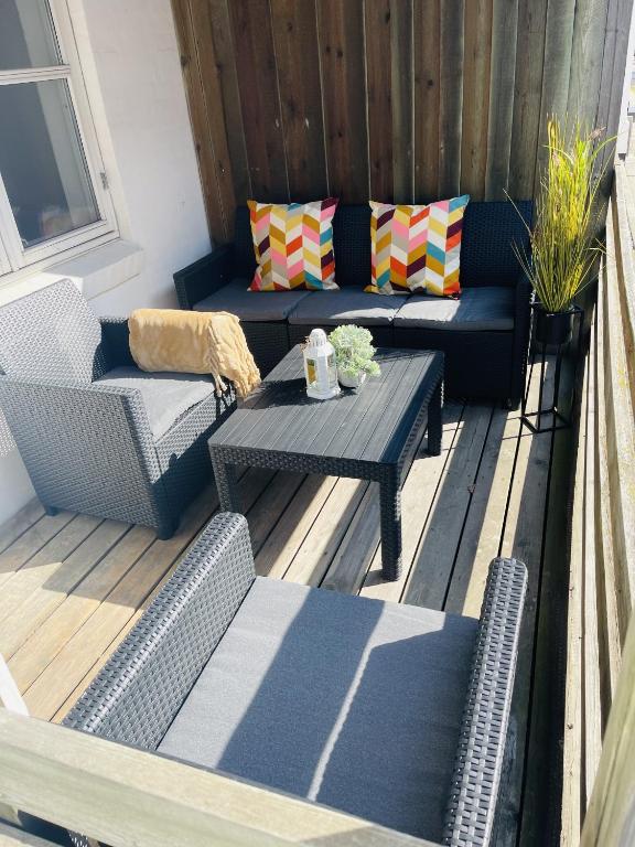 Posezení v ubytování aday - Central Terrace Apartment in Hjorring