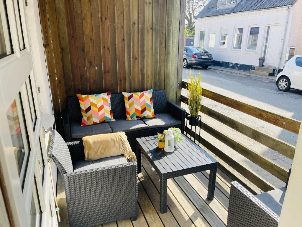 Posezení v ubytování aday - Central Terrace Apartment in Hjorring