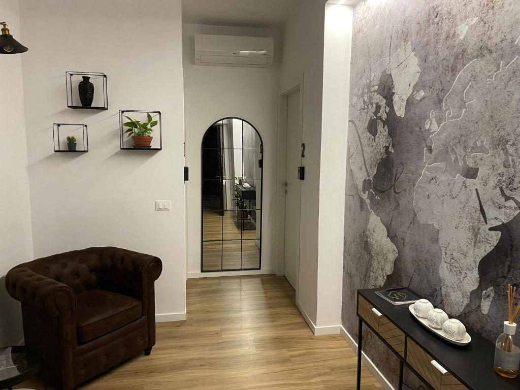 ein Wohnzimmer mit einem Sofa und einer Wand mit einer Karte in der Unterkunft Da Nord a Sud - Affittacamere in Mailand