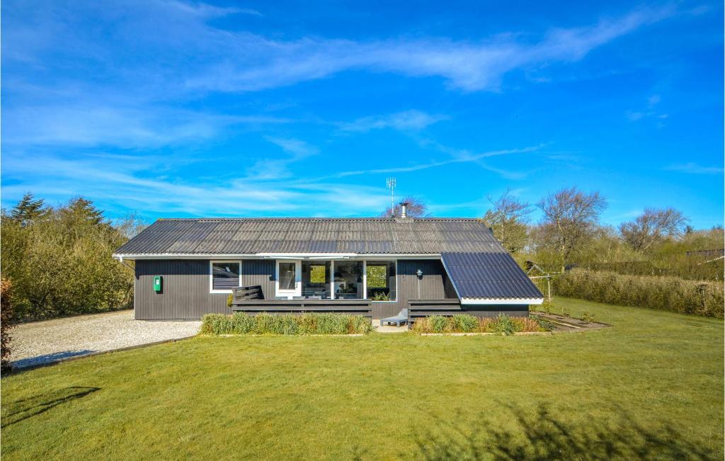 une maison avec des panneaux solaires sur le toit dans l'établissement Nice Home In Vestervig With Wifi, à Vestervig