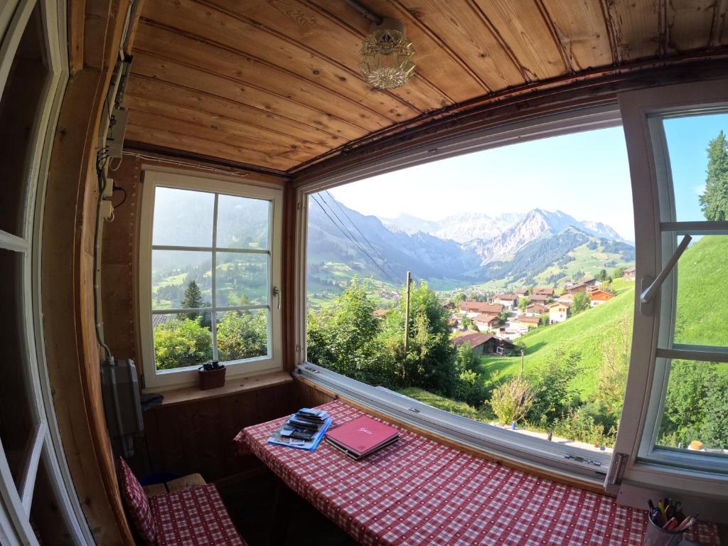 Una mesa en una habitación con vistas a la montaña en Chalet Sonnenheim mit atemberaubender Aussicht en Adelboden