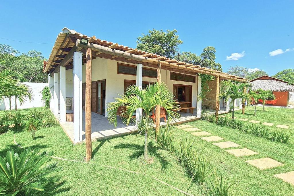 a house with a garden in front of it at Chalés em Jericoacoara por Carpediem in Jijoca de Jericoacoara