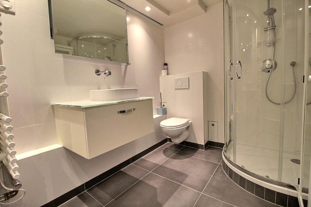 une salle de bain avec un lavabo, des toilettes et une douche dans l'établissement Studio neuf - Gare d'Aulnay, à Aulnay-sous-Bois