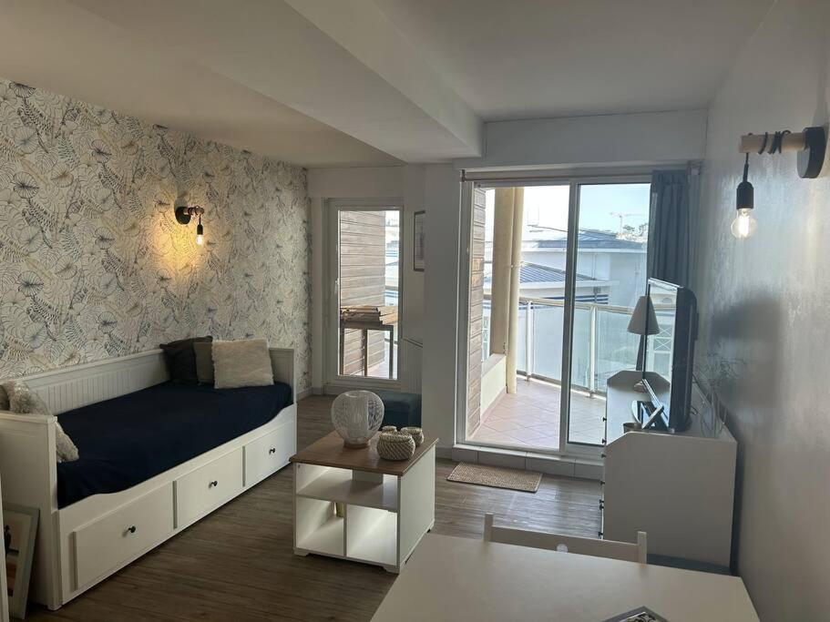 ein Schlafzimmer mit einem Bett und einem Balkon in der Unterkunft Studio lumineux en bord de mer in Pléneuf-Val-André