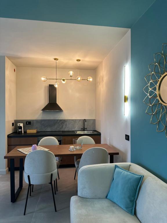 een eetkamer en keuken met een tafel en stoelen bij VILLA CHIARA in Torre Orsina