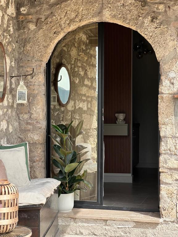 einen Eingang zu einem Steinhaus mit einem Stuhl in der Unterkunft VILLA CHIARA in Torre Orsina