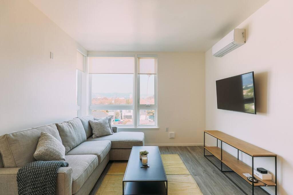 ein Wohnzimmer mit einem Sofa und einem Tisch in der Unterkunft Luxury 1 Bedroom unit in West Oakland in Oakland