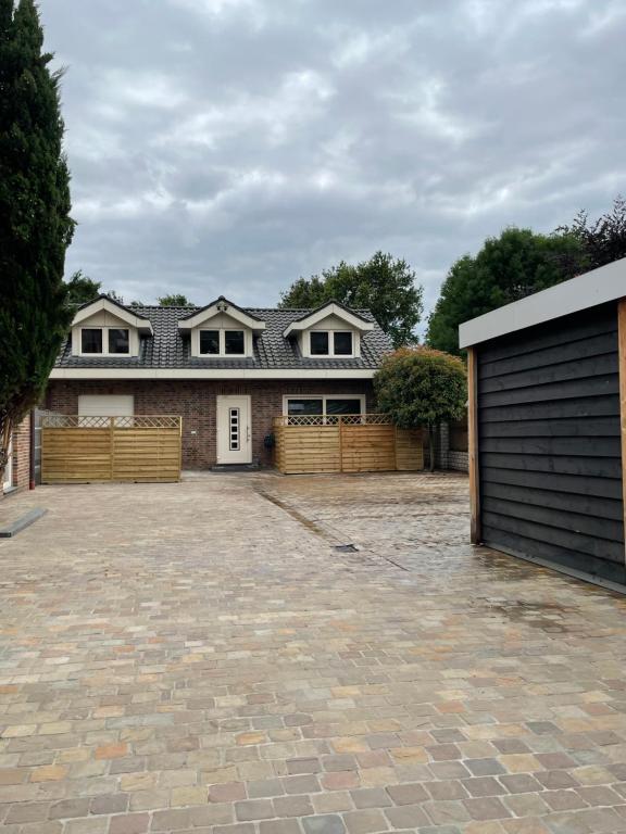 une maison avec un garage et une allée dans l'établissement Hallo Maastricht B&B Fientje, à Maastricht