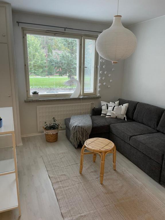 - un salon avec un canapé et une table basse dans l'établissement Harju Apartment, à Jyväskylä