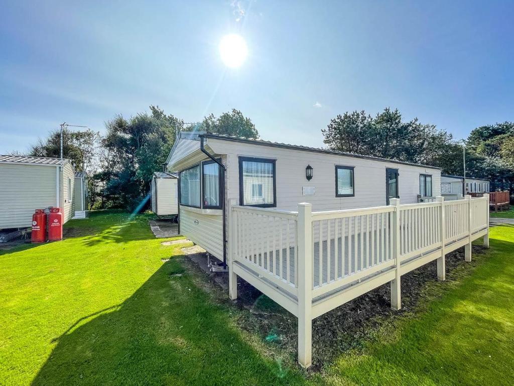 Lovely 6 Berth Caravan At Broadland Sands Holiday Park Ref 20259Bs