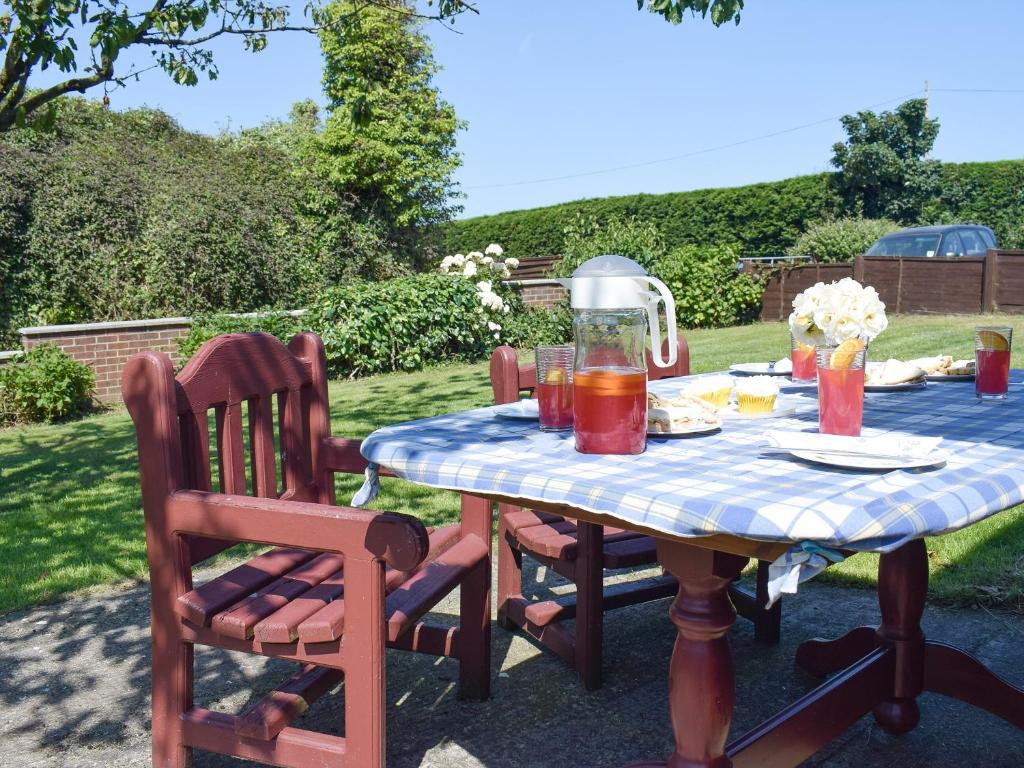 - une table avec une bouilloire dans l'établissement Cherrytree Cottage, à Loftus