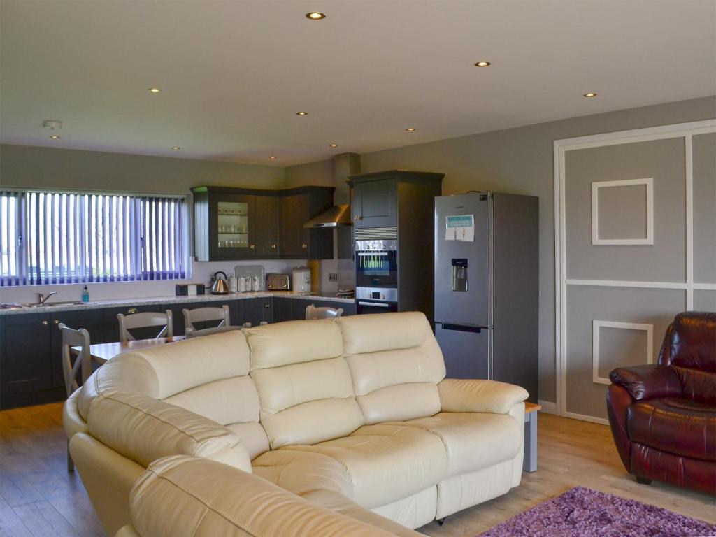 a living room with a couch and a kitchen at Aimmees Lodge - Ukc2203 in Doddington