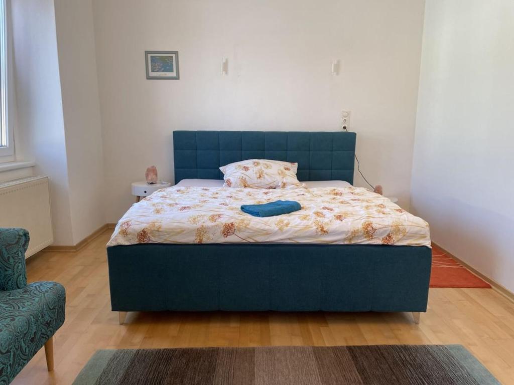 Säng eller sängar i ett rum på Wein4tel-Apartments
