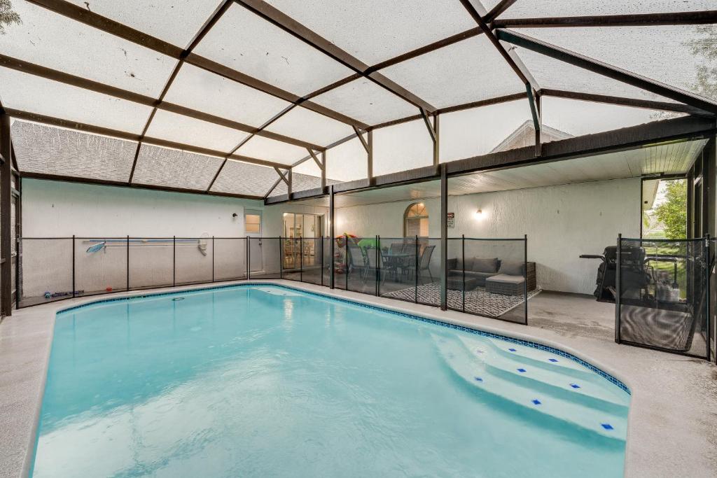 une piscine intérieure avec un toit rétractable dans l'établissement Spacious Kissimmee Family Home with Pool and Patio!, à Kissimmee