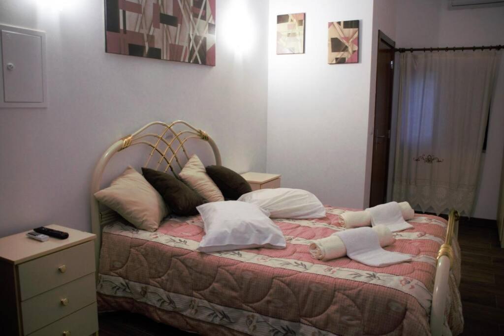 Un dormitorio con una cama con almohadas. en Casa das Matriarcas - Casa da Avó Judite, en Belmonte