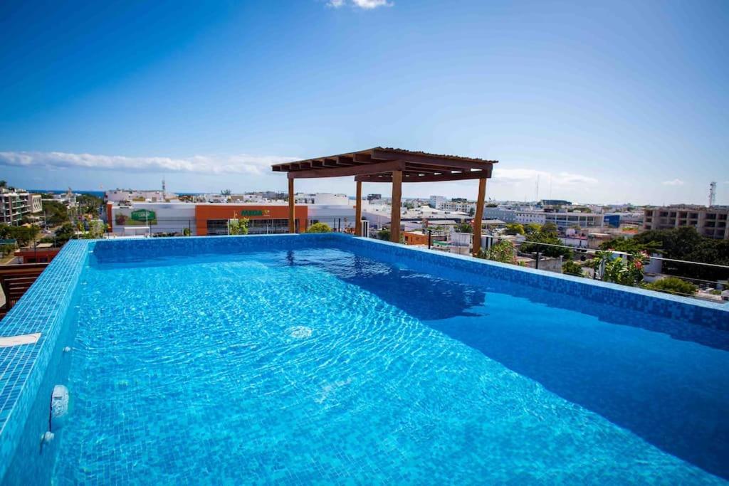 - une piscine au-dessus d'un bâtiment avec un kiosque dans l'établissement Fancy Loft near 5th av and beach, à Playa del Carmen