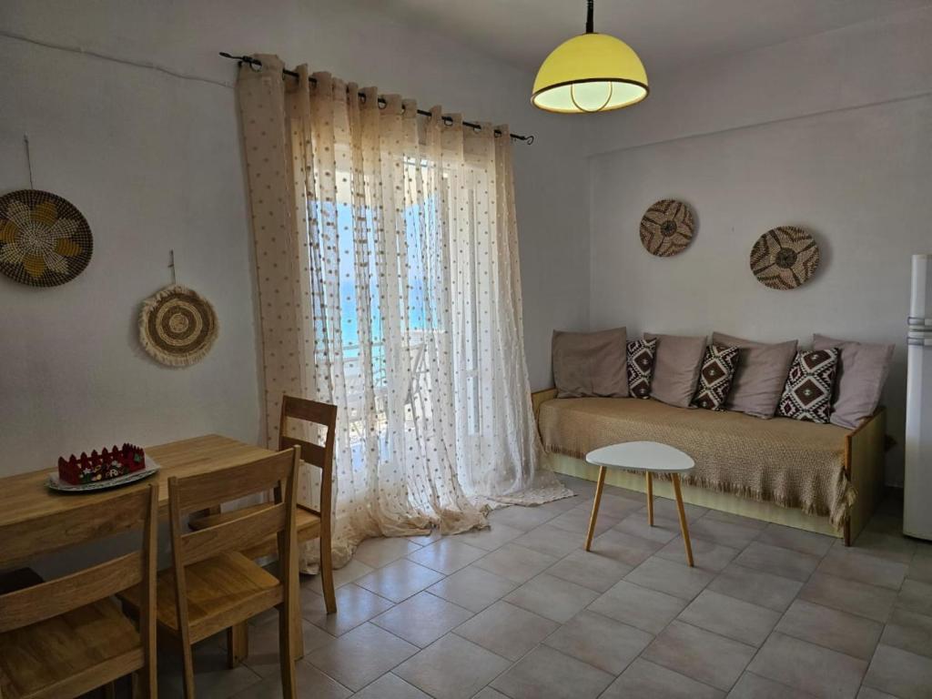 salon z kanapą i stołem w obiekcie Corfu Dream Holidays Villas Standarts w Korfu