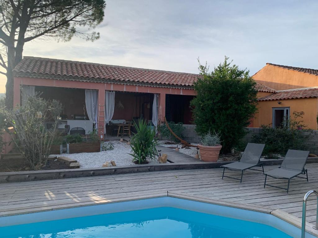 une arrière-cour avec une piscine et une maison dans l'établissement Chambre d’hôtes Mazet Les Abadies, à Saint-Félix-de-Lodez