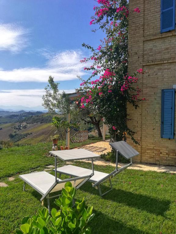 A garden outside La mia Casa nelle Marche